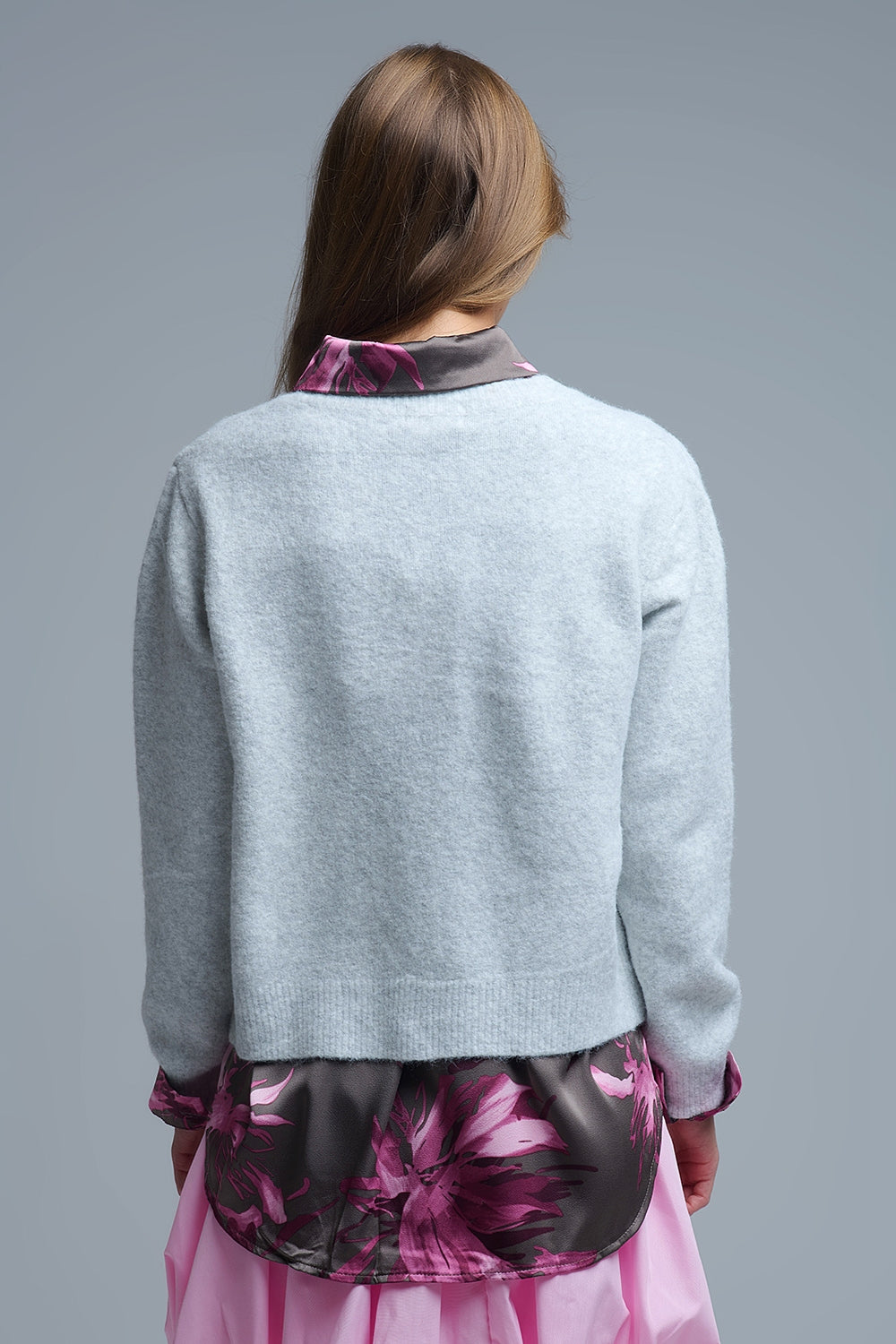 Cardigan gris duveteux avec boutons en forme de cœur