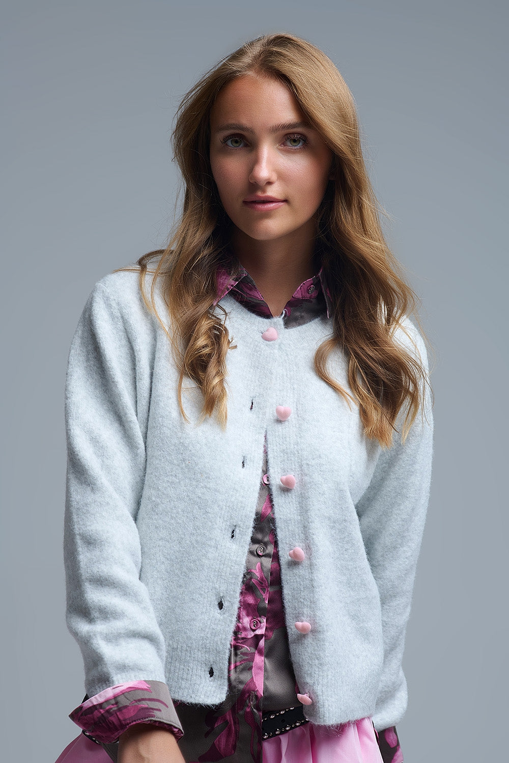 Cardigan gris duveteux avec boutons en forme de cœur