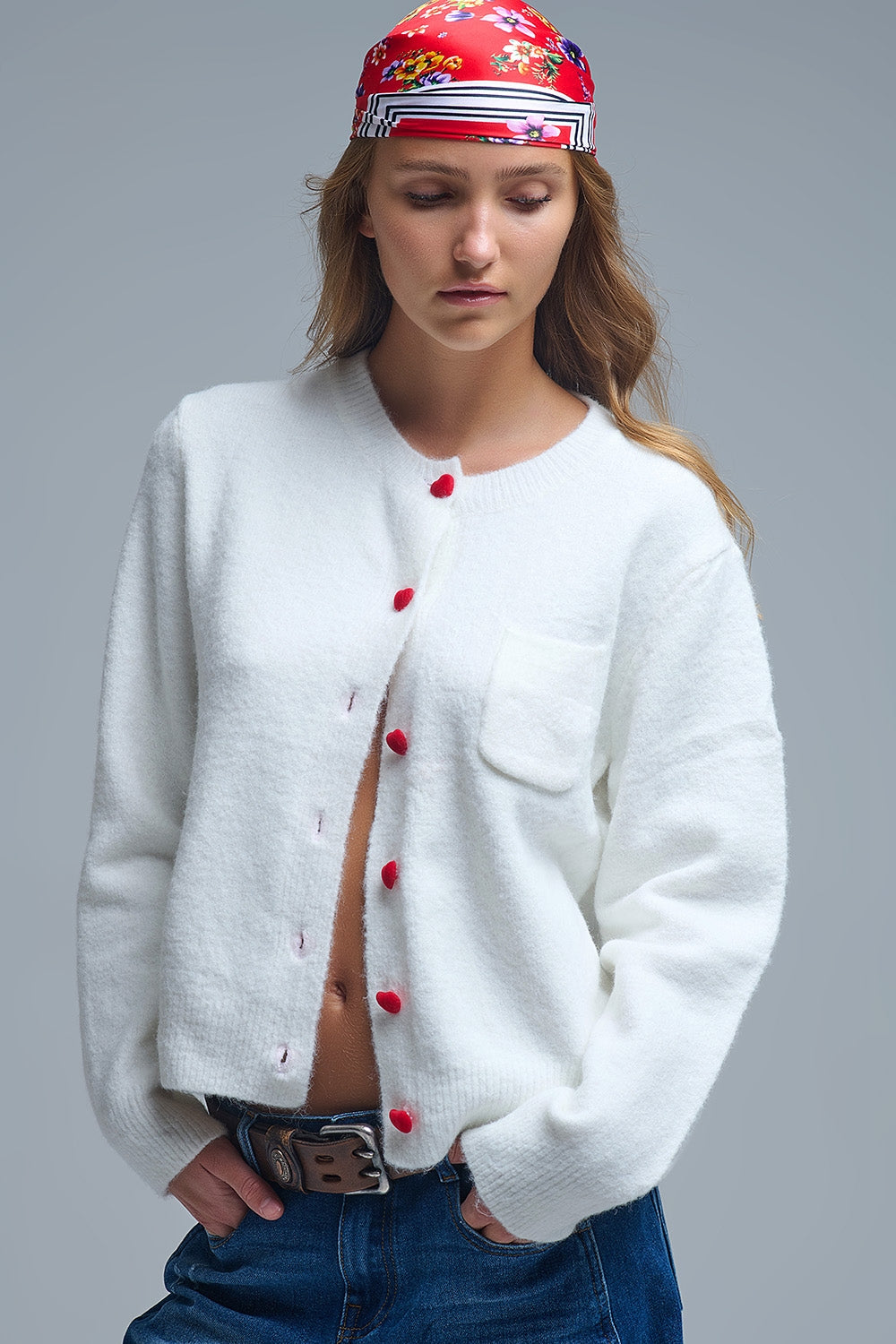 Charmant cardigan blanc avec boutons en forme de cœur