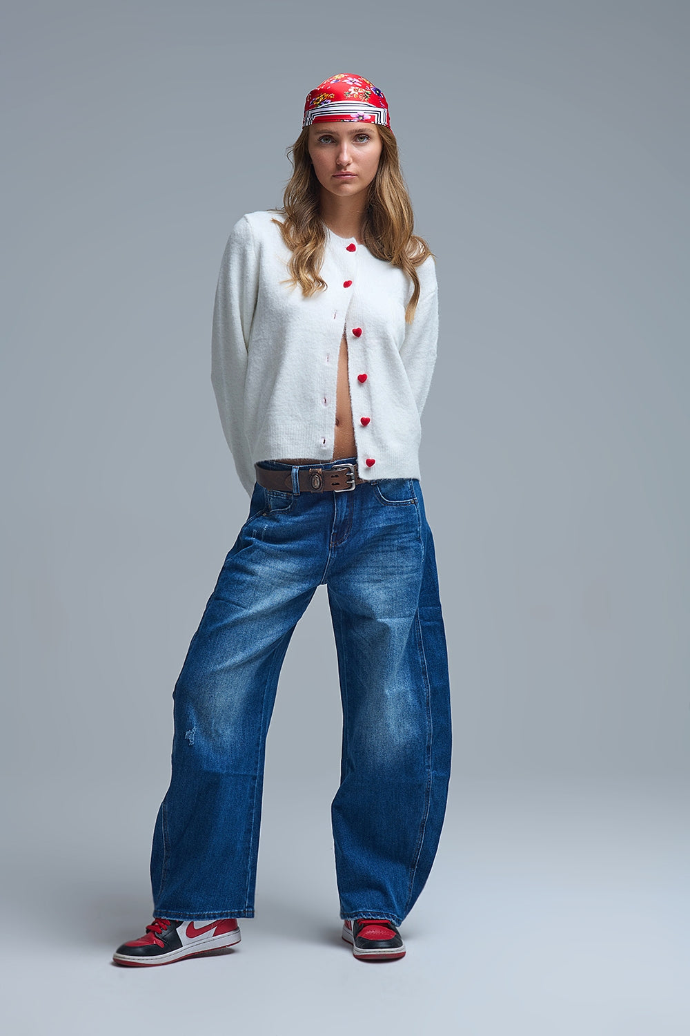 Charmant cardigan blanc avec boutons en forme de cœur