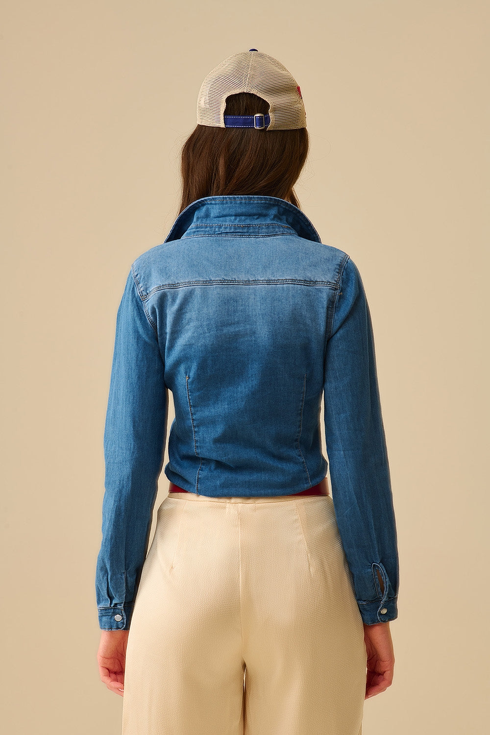 Chemise ajustée en denim extensible avec poches sur la poitrine