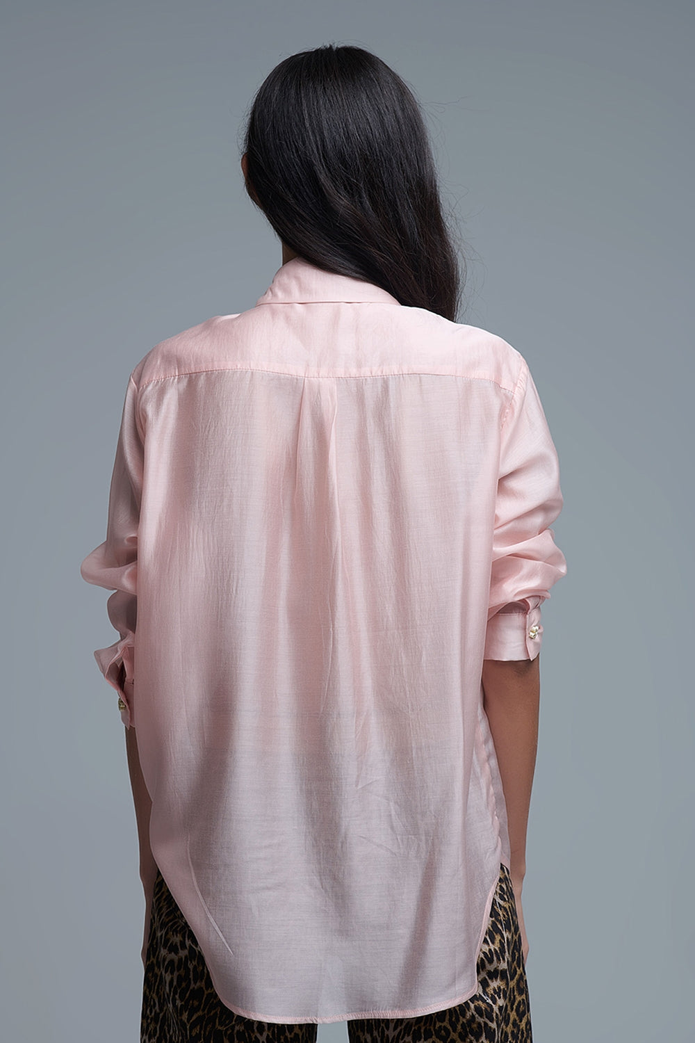 Chemise ample effet soie avec médaillon de boutons en rose