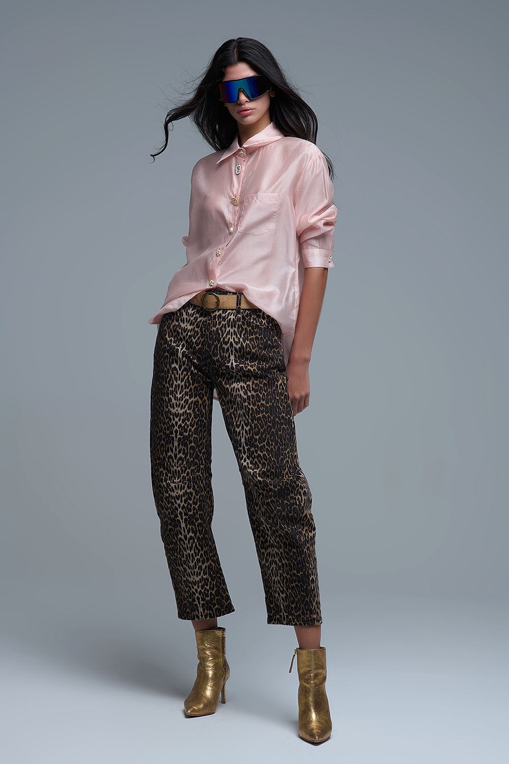 Chemise ample effet soie avec médaillon de boutons en rose