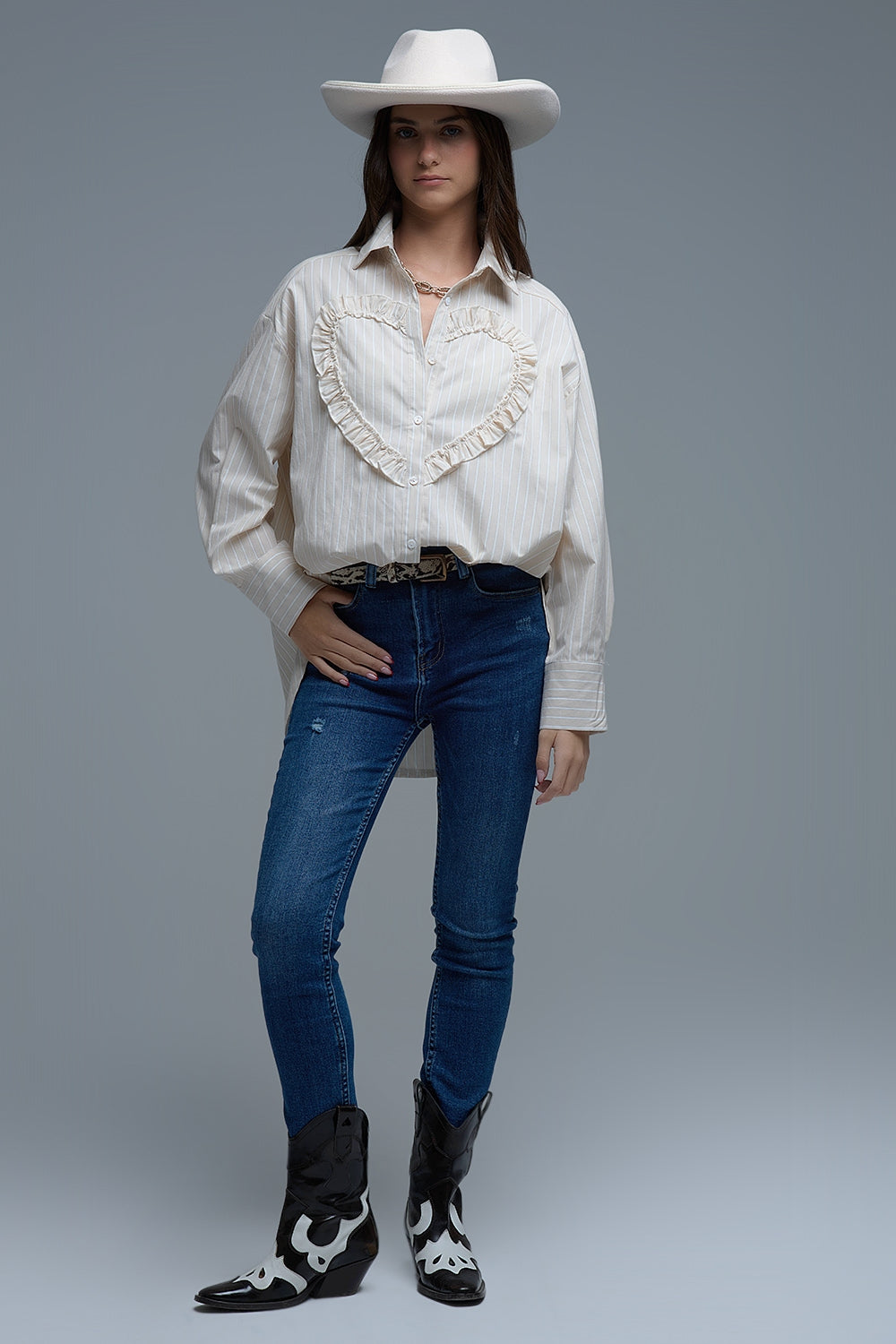 Chemise décontractée beige à rayures et coutures en forme de cœur