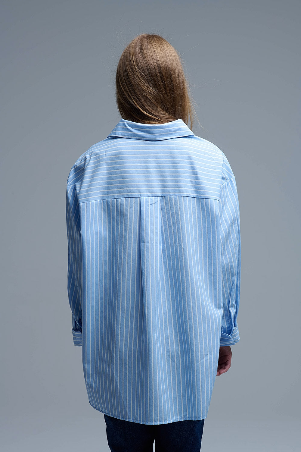 Chemise décontractée bleue à rayures et coutures en forme de cœur