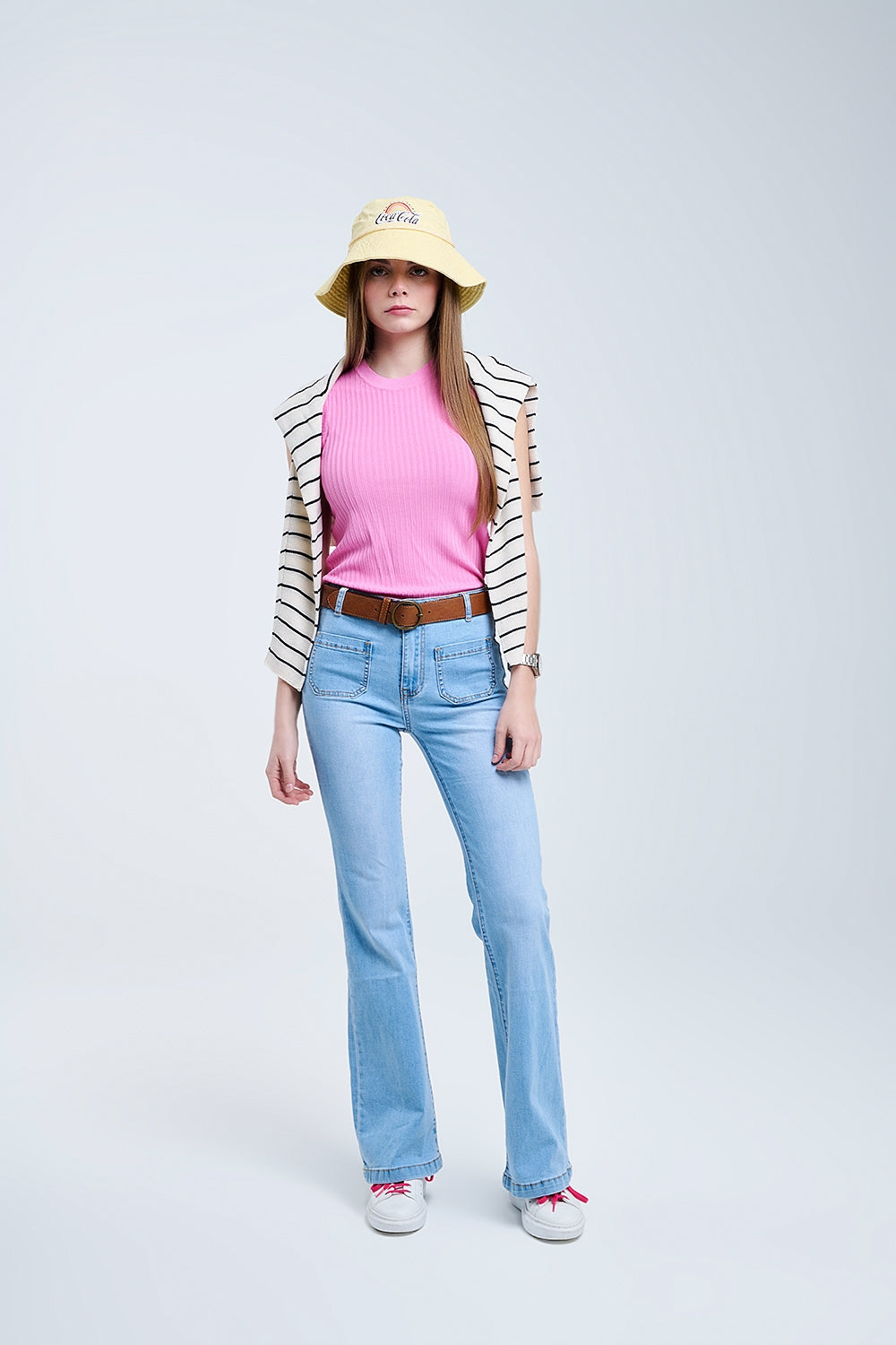 Jeans pattes d'éléph' avec poches sur le devant