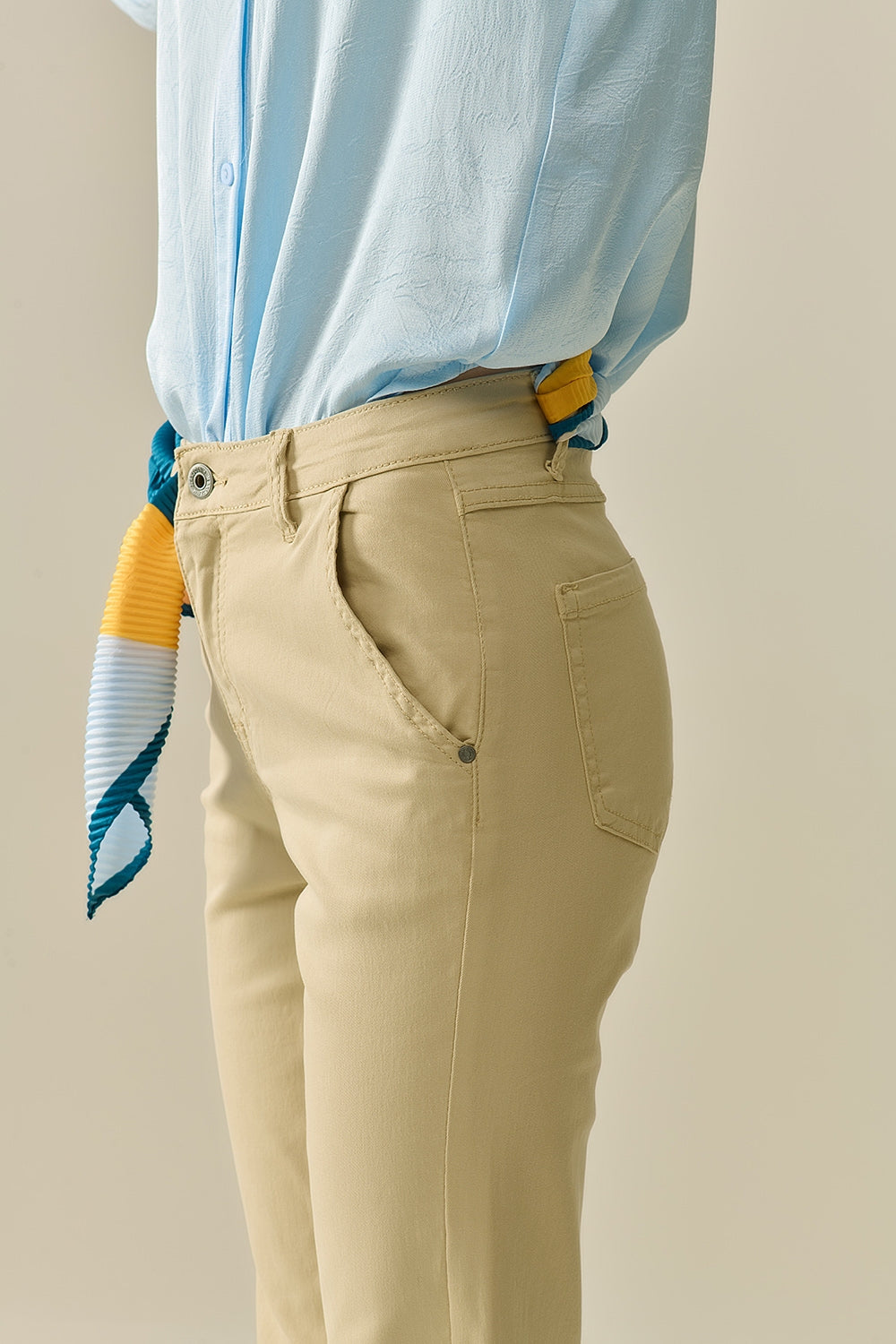 Pantalon évasé beige confortable et extensible