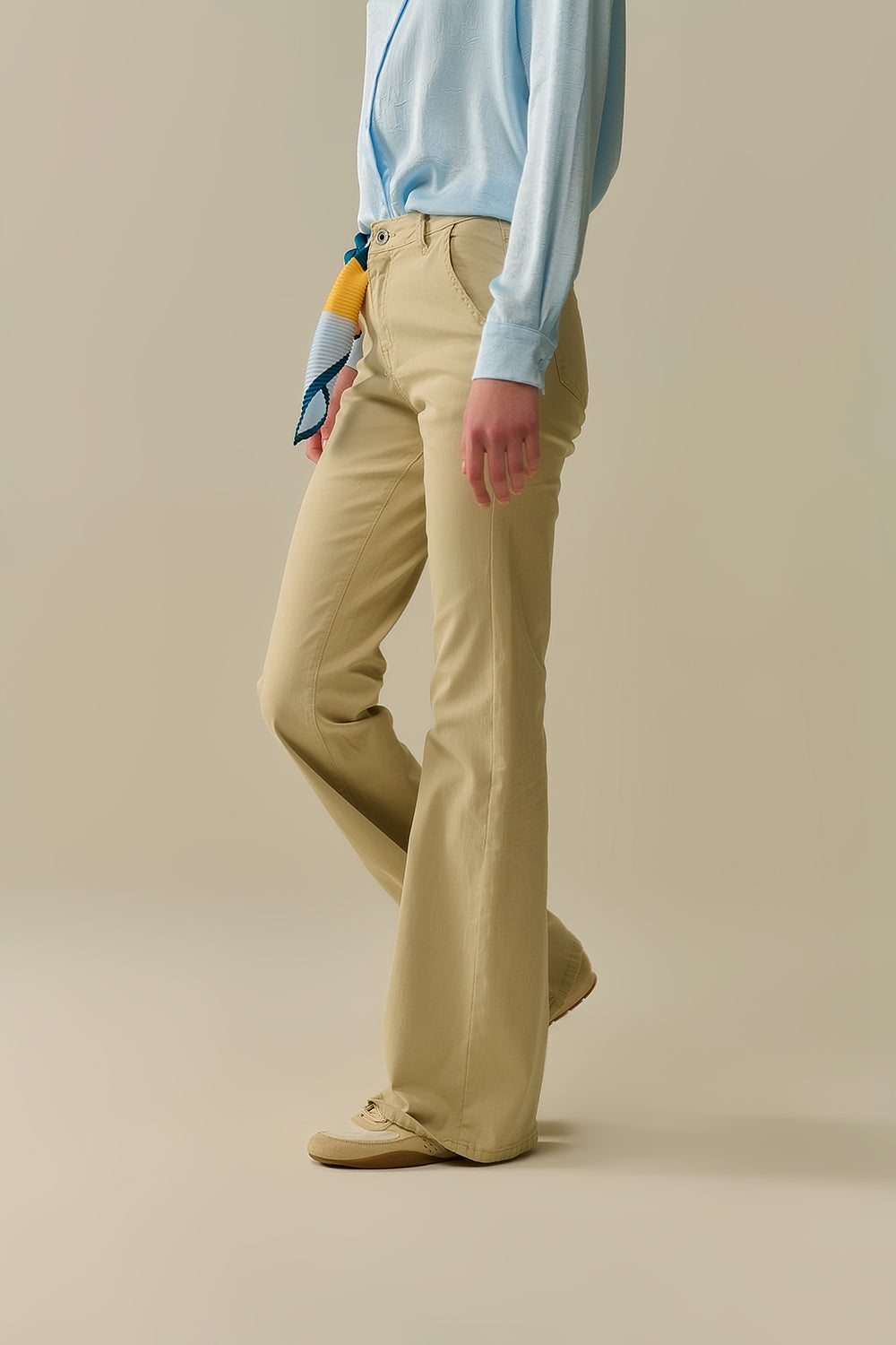 Pantalon évasé beige confortable et extensible