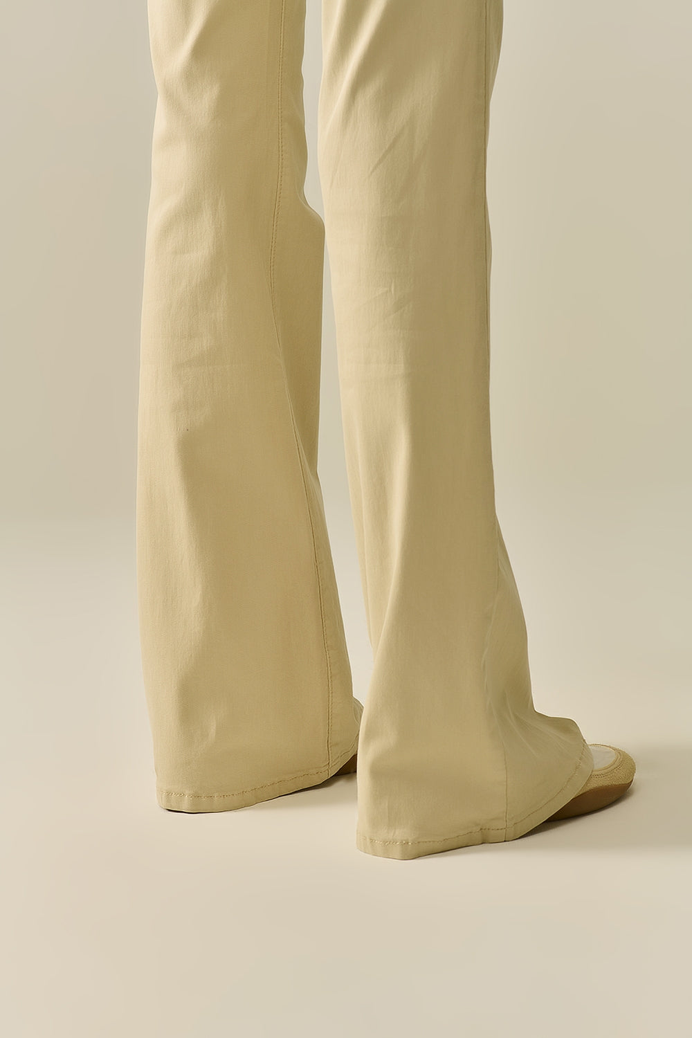 Pantalon évasé beige confortable et extensible