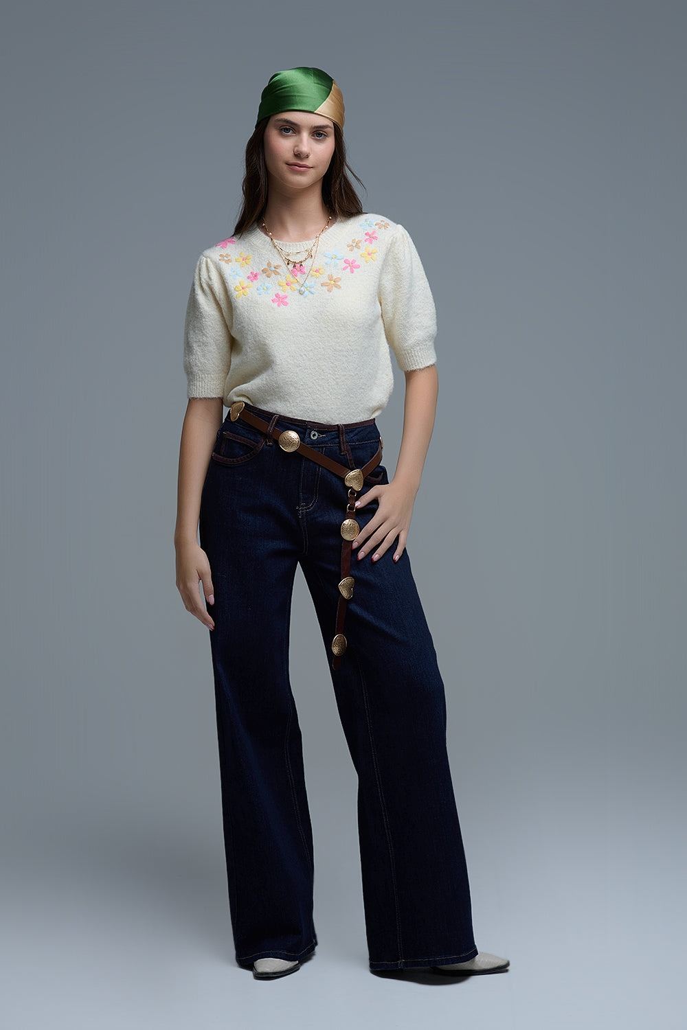 Pull à manches courtes en grosse maille crème avec fleurs brodées de couleur pastel