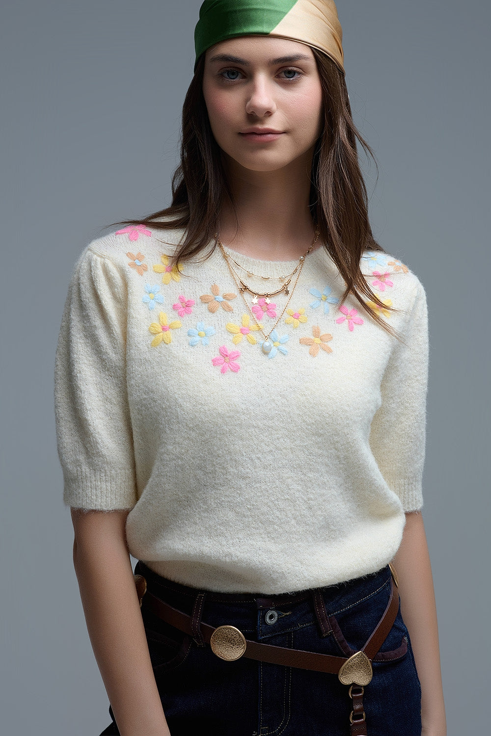 Pull à manches courtes en grosse maille crème avec fleurs brodées de couleur pastel