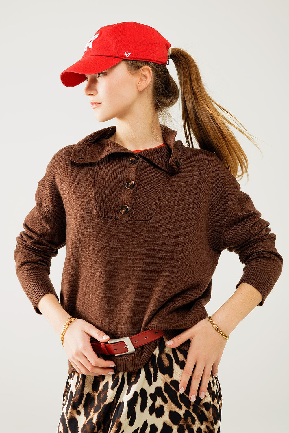 Pull-over ample marron avec fermeture à boutons