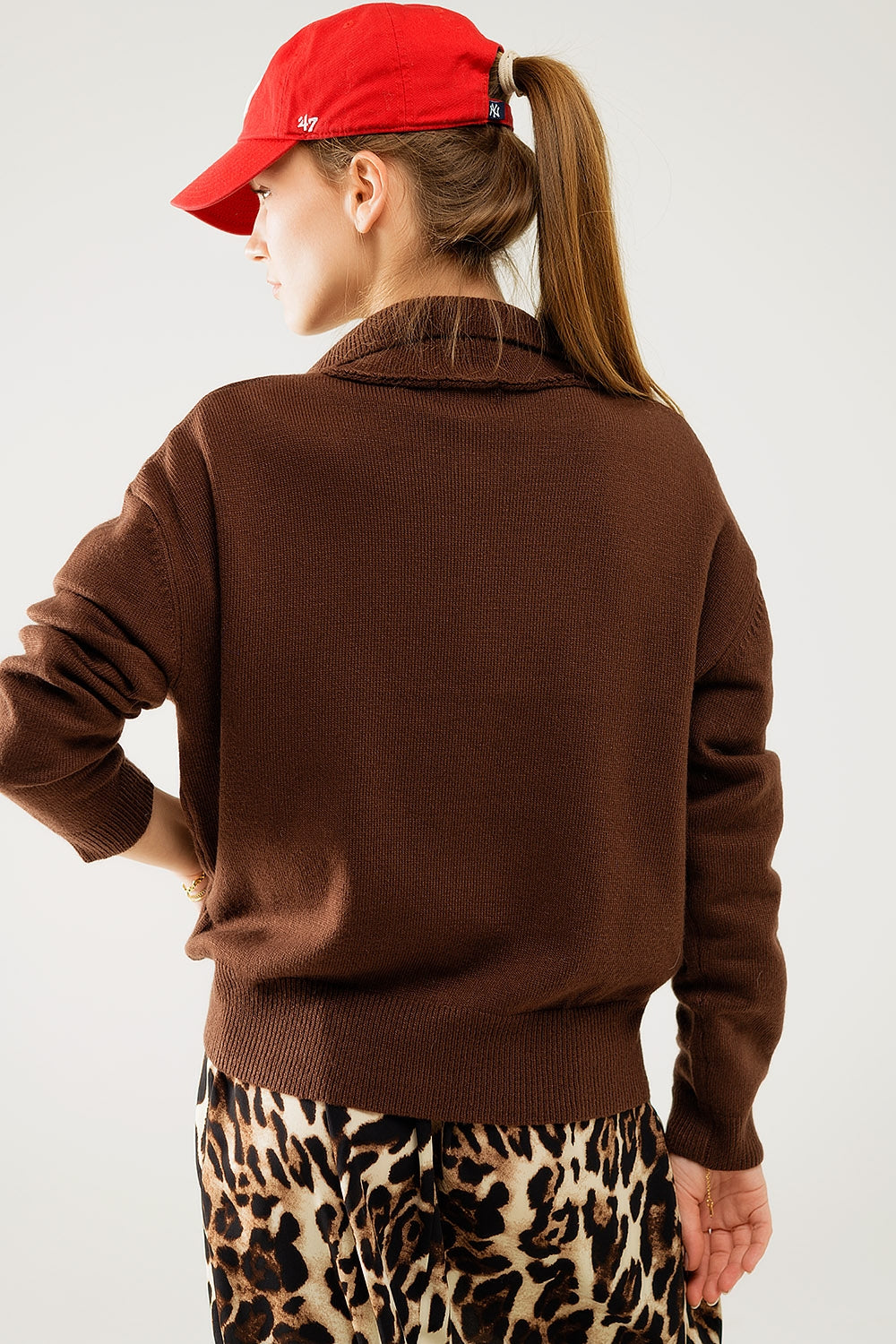Pull-over ample marron avec fermeture à boutons