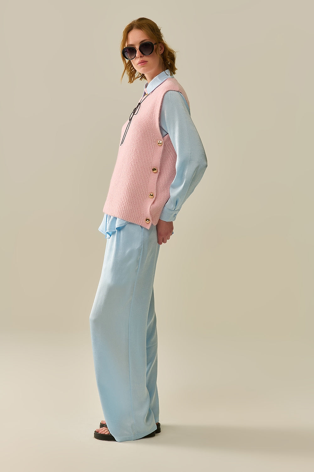 Pull sans manches rose avec boutons dorés