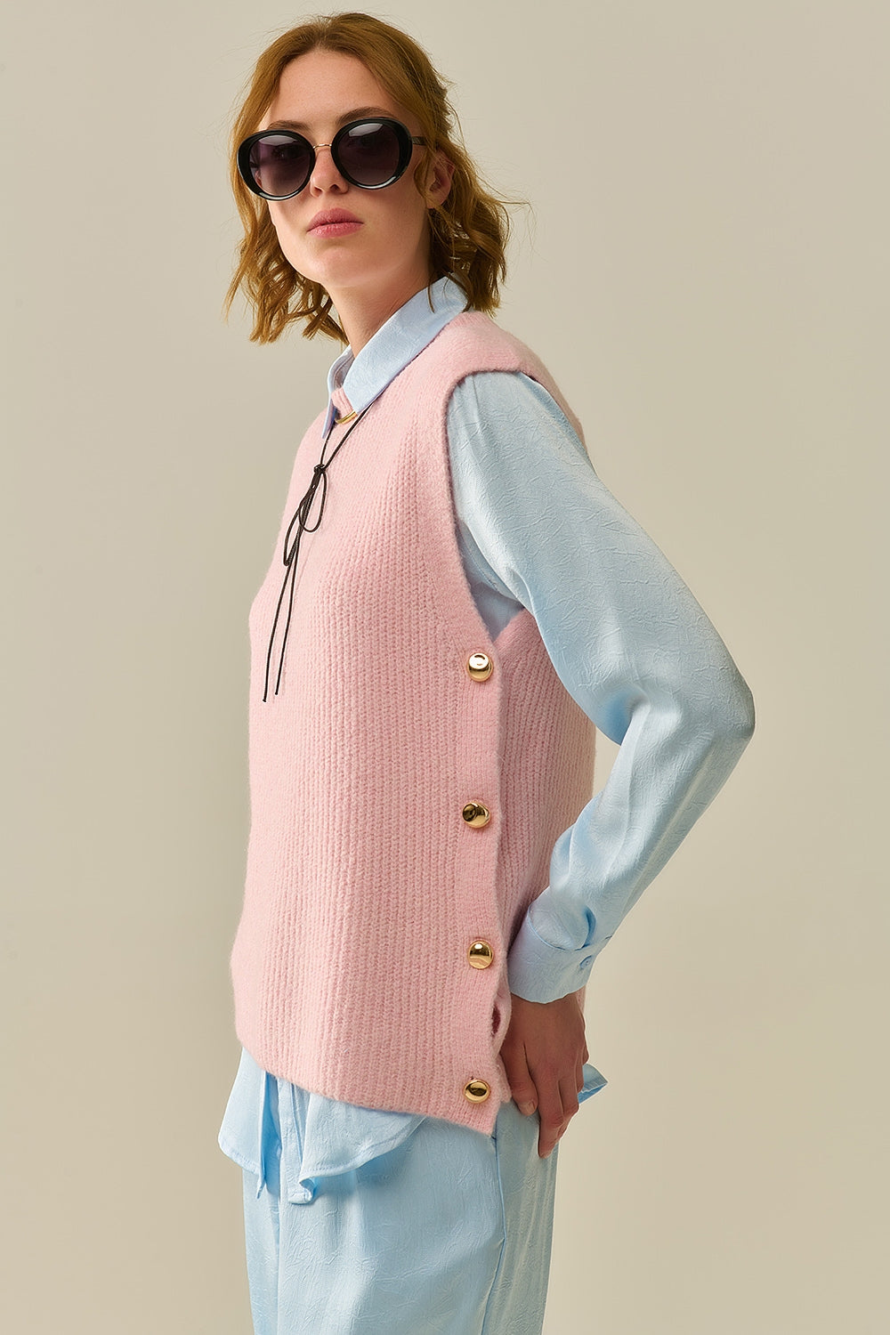 Pull sans manches rose avec boutons dorés