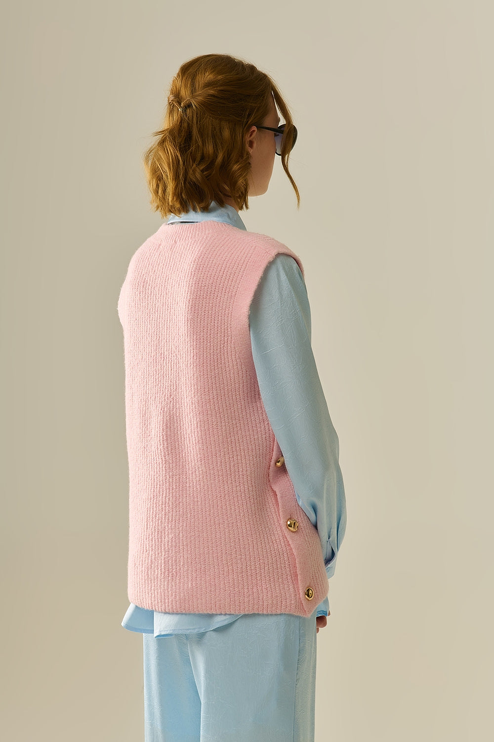 Pull sans manches rose avec boutons dorés