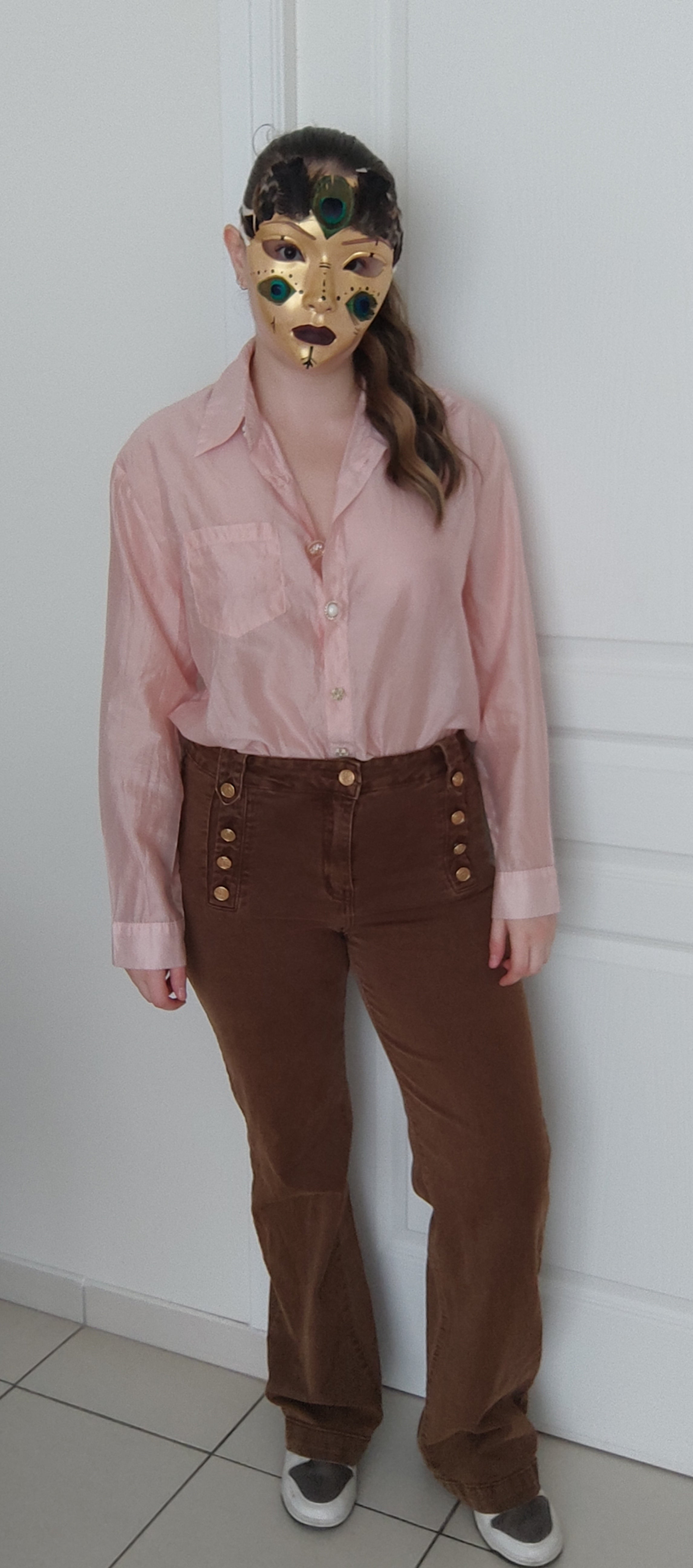 Chemise ample effet soie avec médaillon de boutons en rose