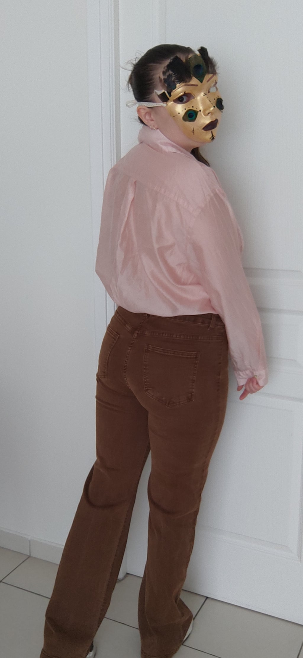 Jean droit avec boutons dorés sur le côté en camel