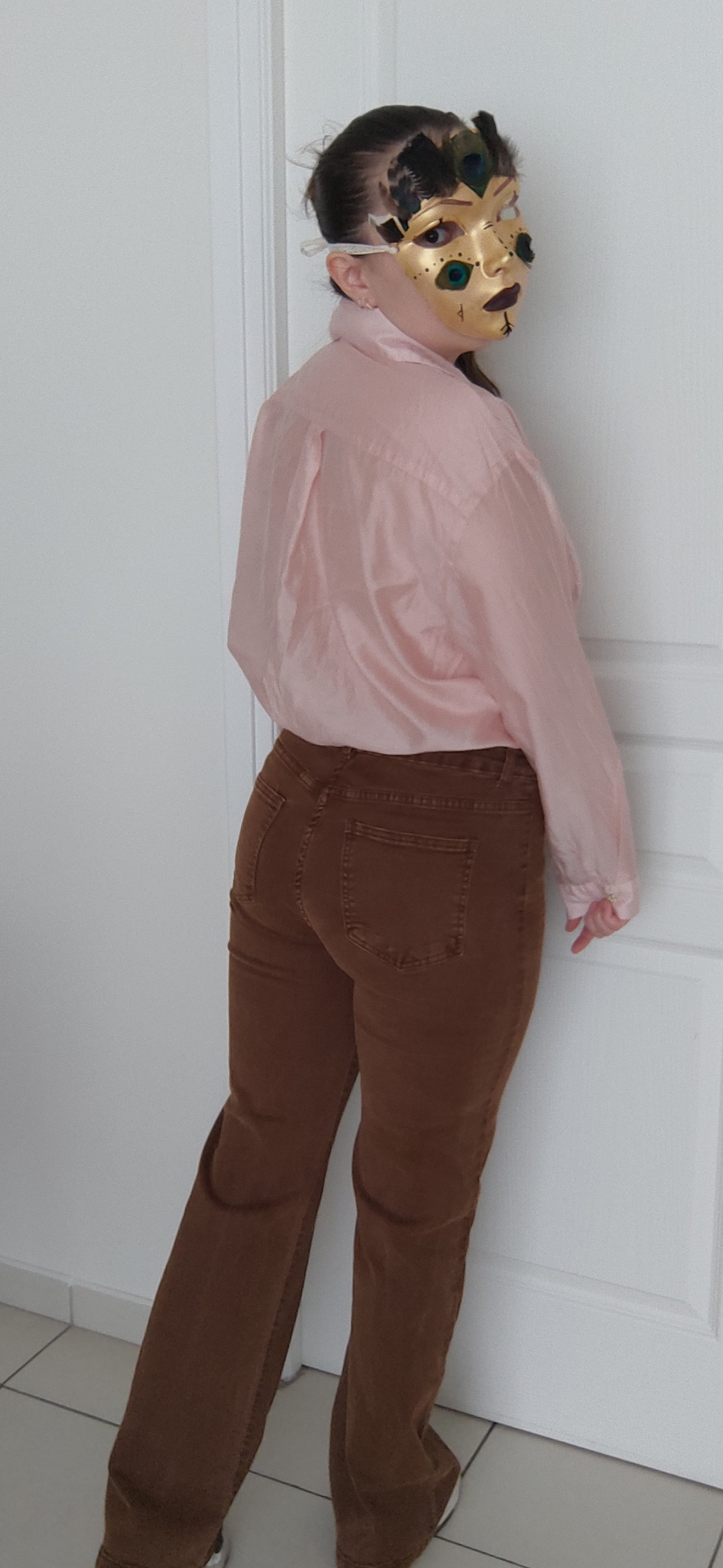 Jean droit avec boutons dorés sur le côté en camel