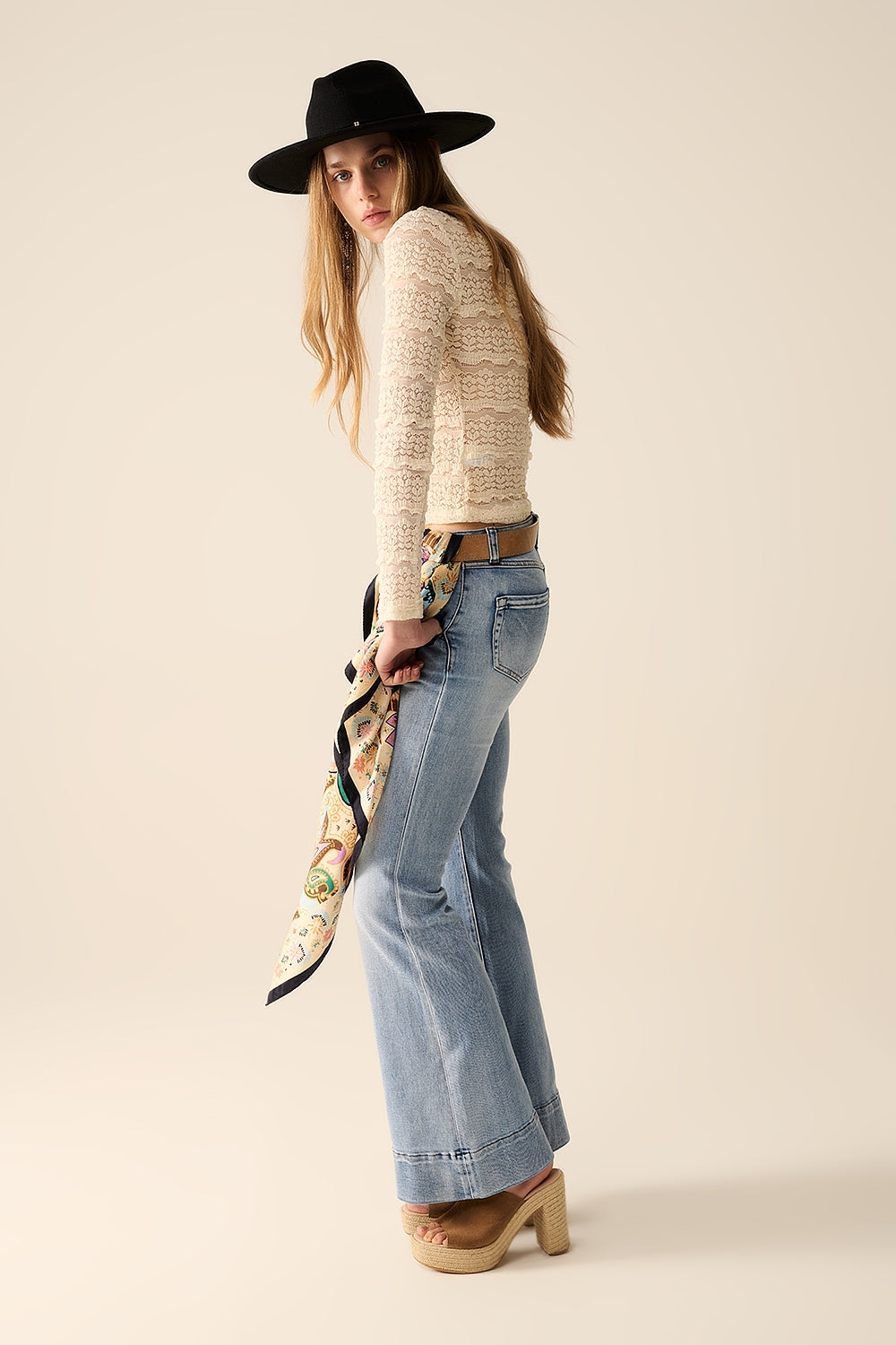 Top en dentelle florale transparent avec col ras du cou crème