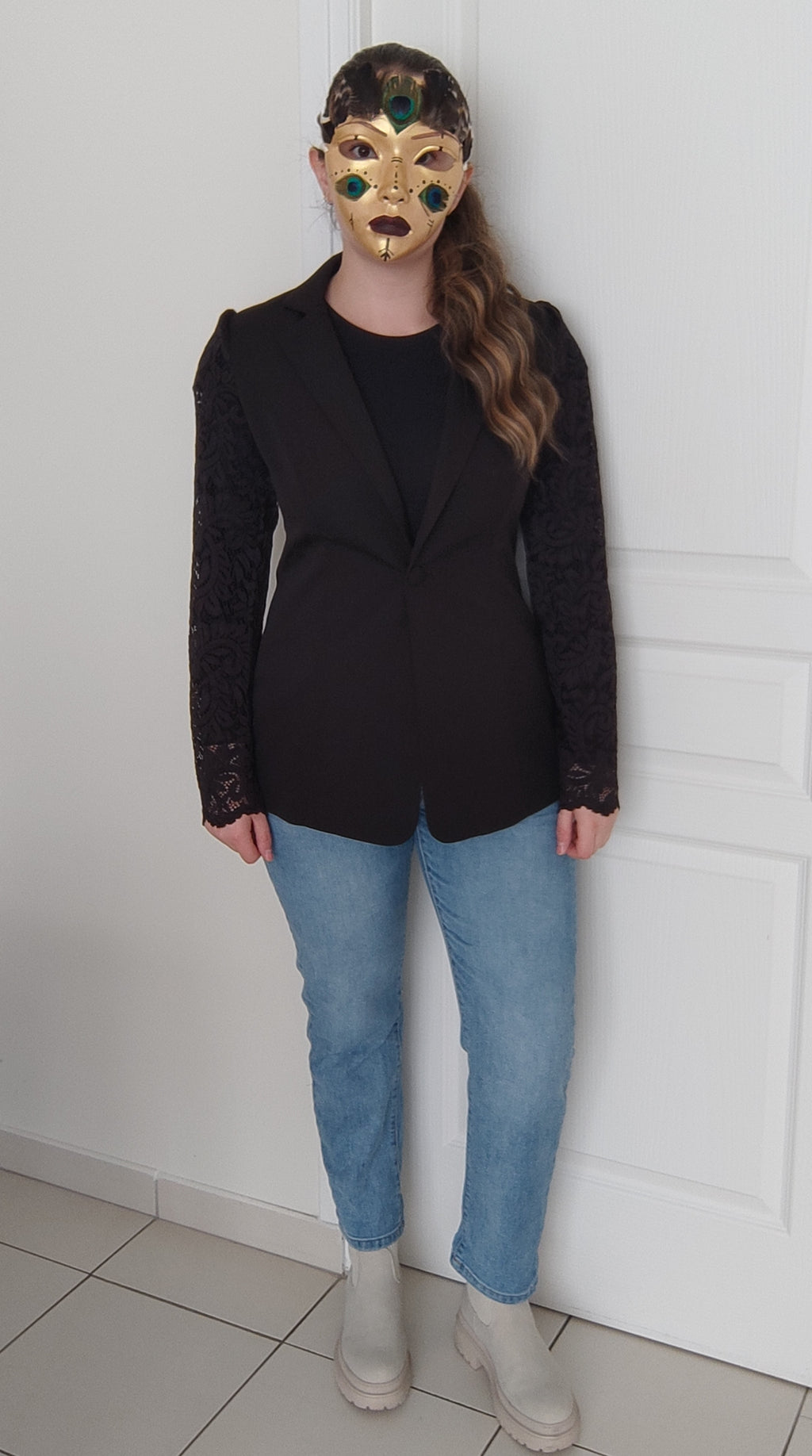 Veste noire à manches en dentelle