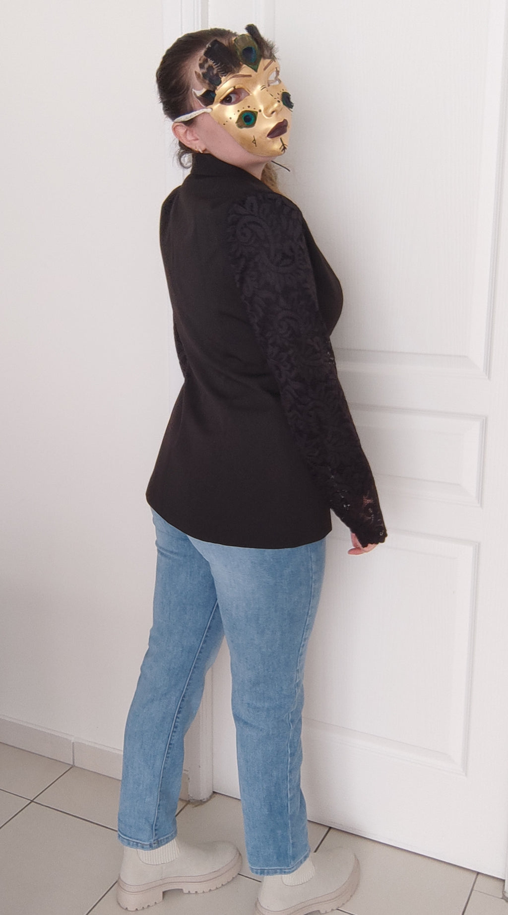 Veste noire à manches en dentelle