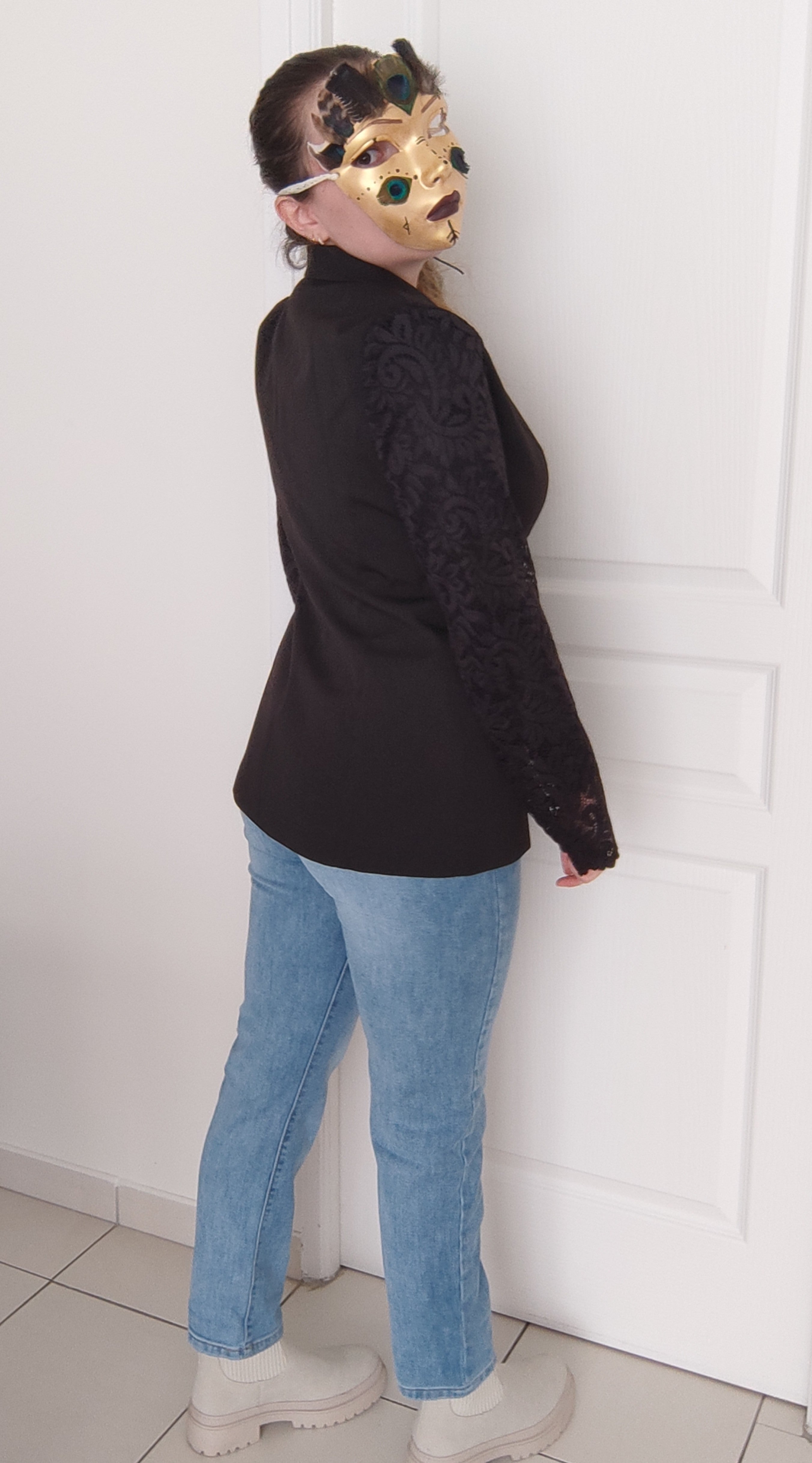 Veste noire à manches en dentelle