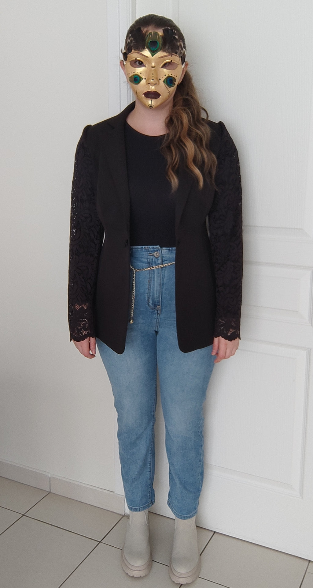 Veste noire à manches en dentelle