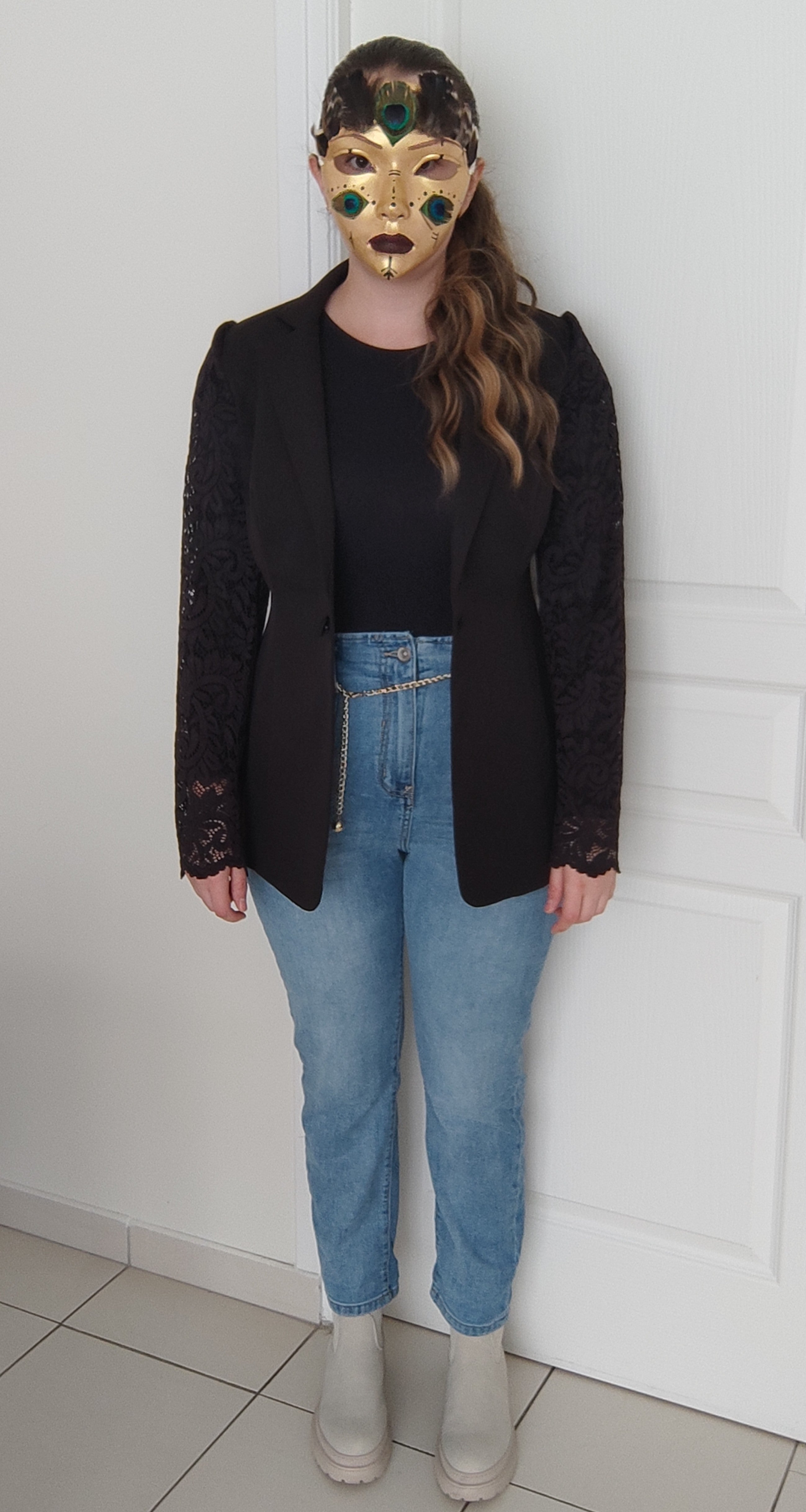 Veste noire à manches en dentelle